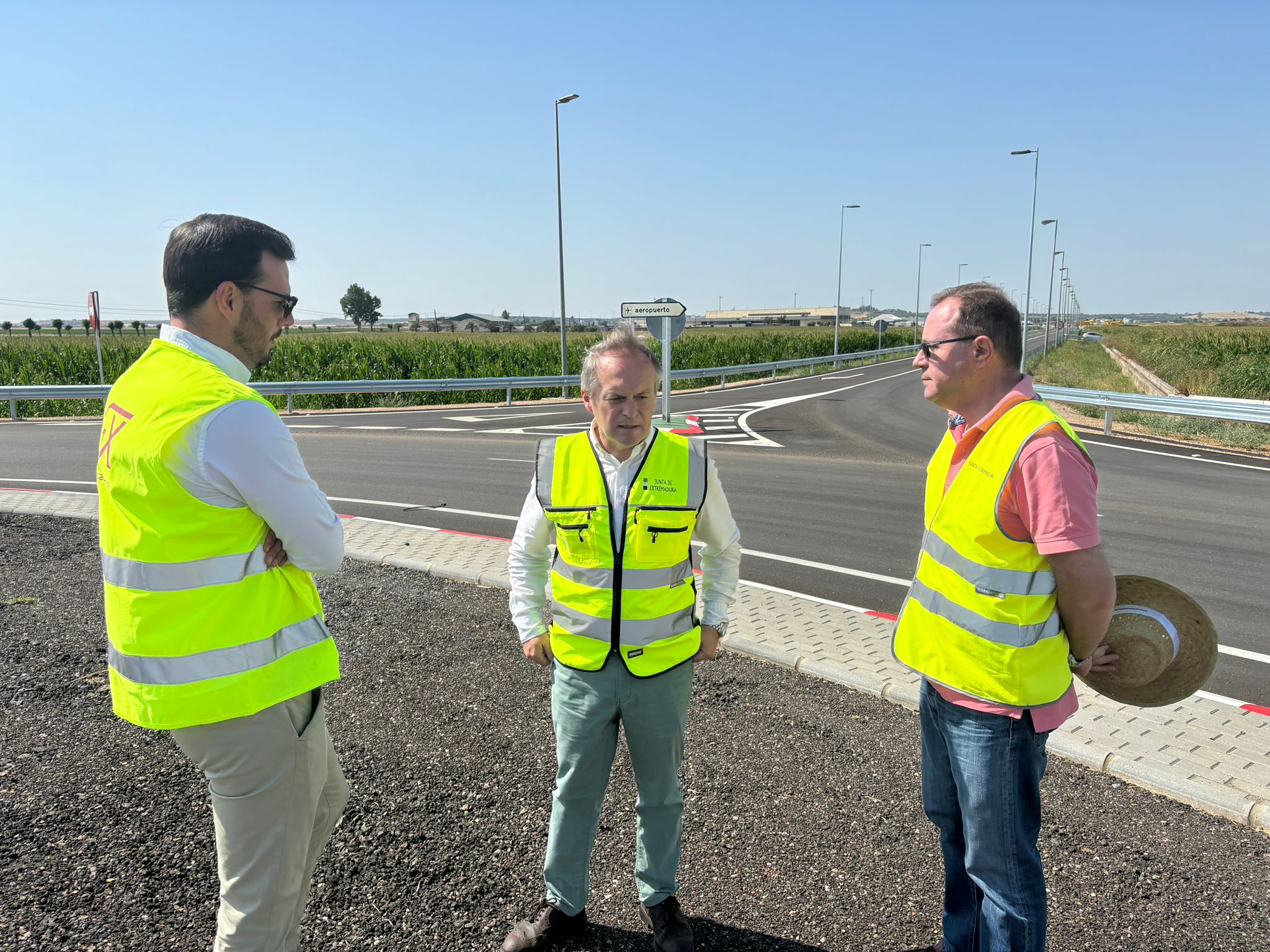 El consejero visita las obras de la carretera del aeropuerto