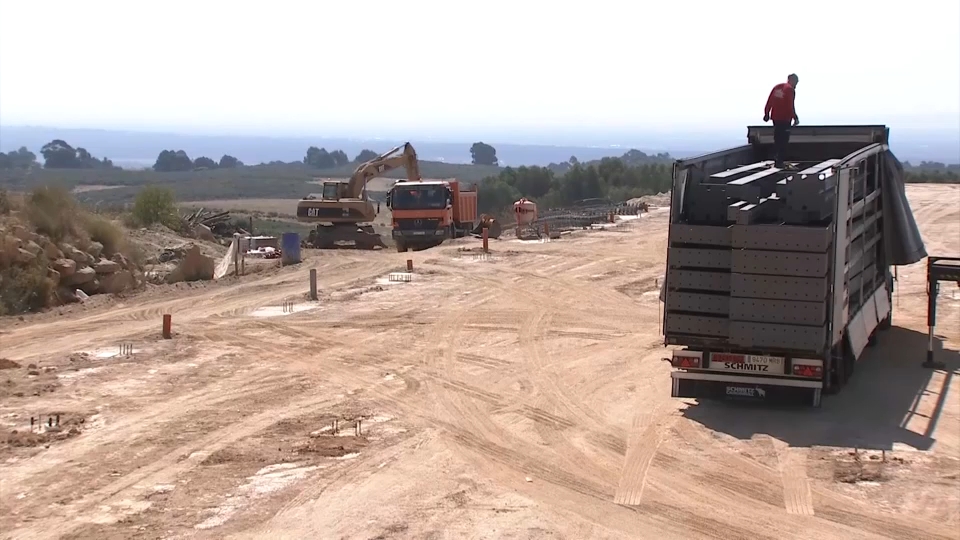 Obras para construir la fábrica de inyección de plástico de 'La Casa de las Carcasas' en Jaraíz