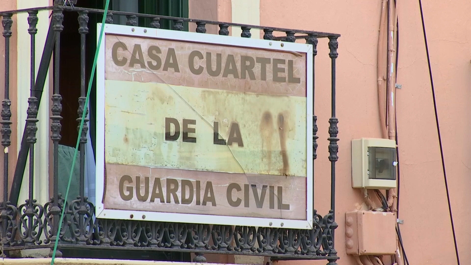 Letrero de casa cuartel en Extremadura