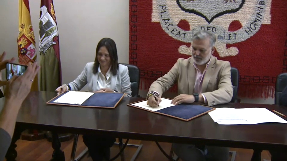 Firma del convenio entre el ayuntamiento de Plasencia y Agenex