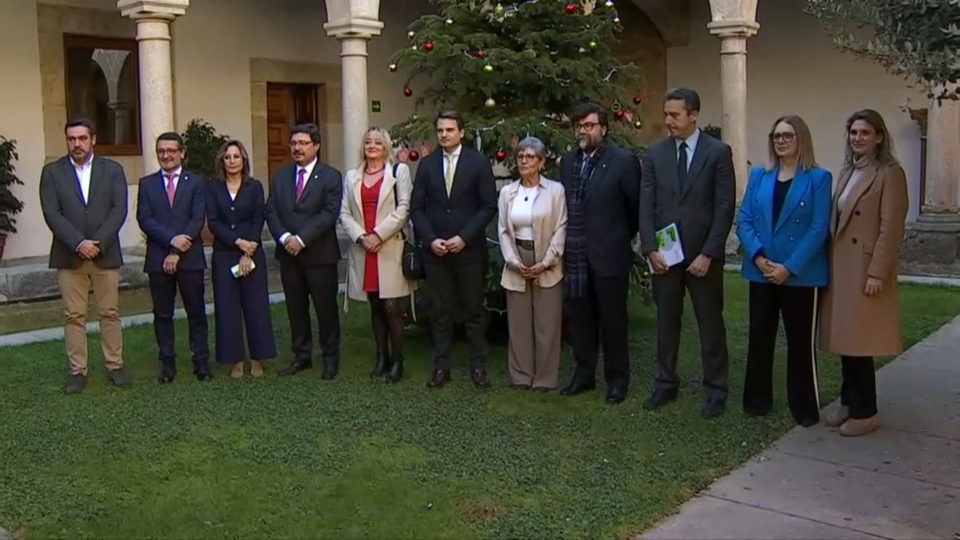 Foto grupal tras el acuerdo laboral y empresarial entre Junta de Extremadura y agentes sociales