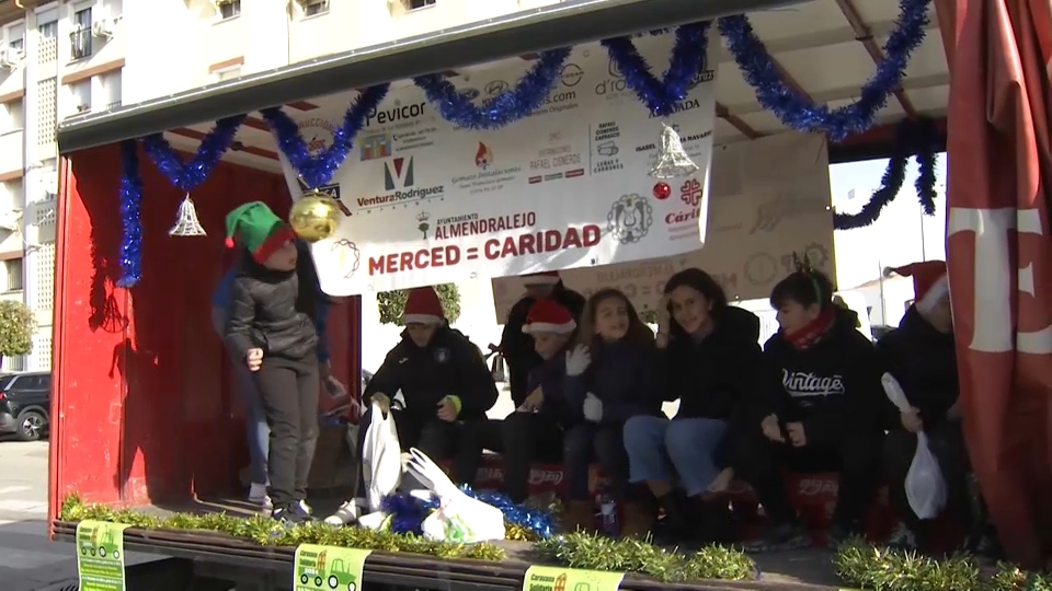 La Hermandad de la Merced celebra su caravana navideña solidaria para ayudar a los necesitados