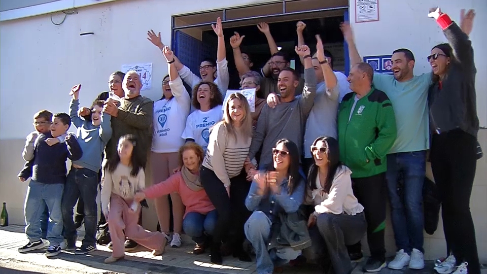 Vecinos de La Roca de la Sierra celebrando el segundo premio de la Lotería de Navidad. 