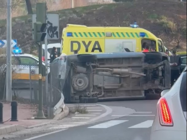 Dos personas heridas en un accidente en Cáceres en el que ha volcado una furgoneta