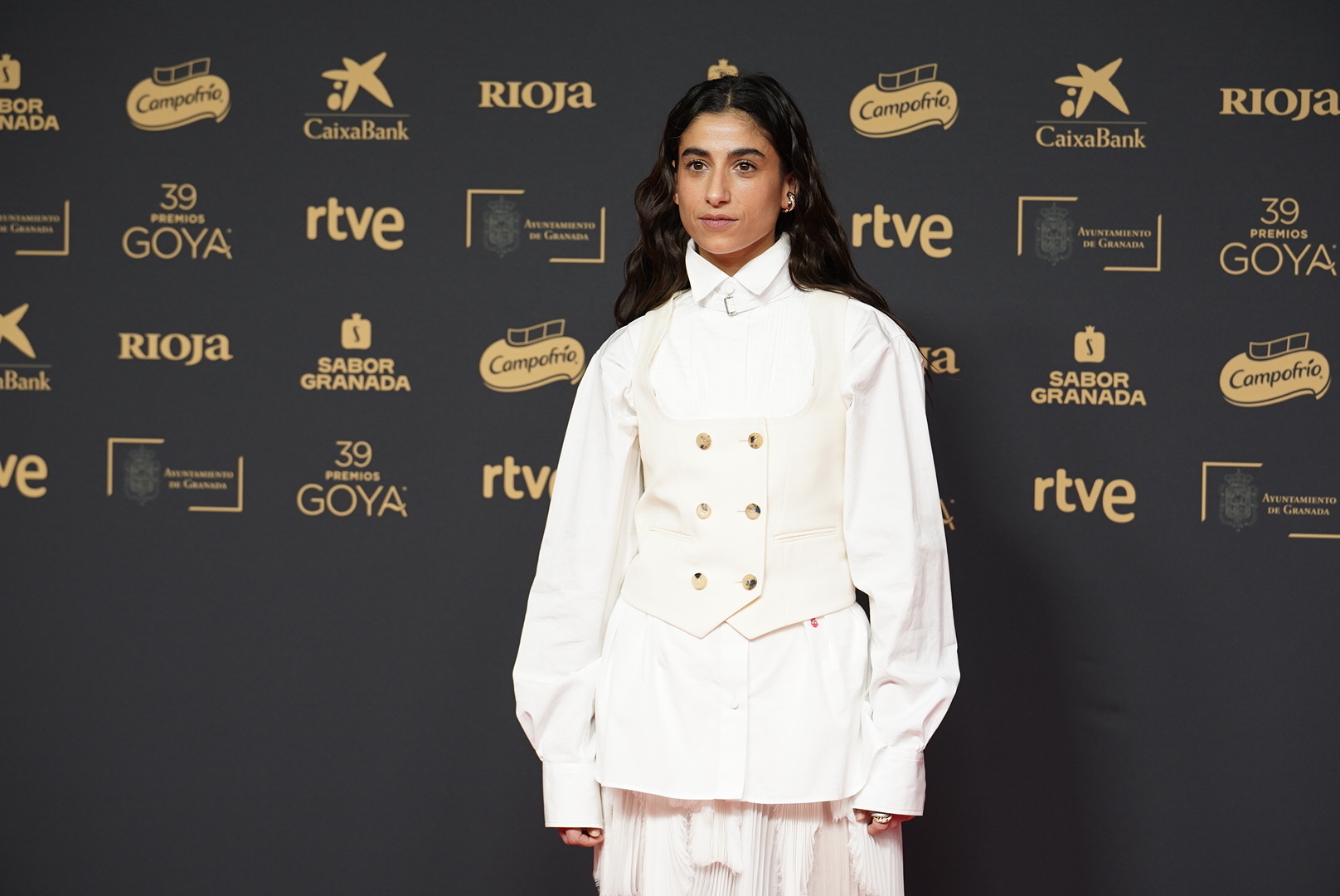 La actriz Carolina Yuste posa en la alfombra roja de la 39º edición de los Premios Goya