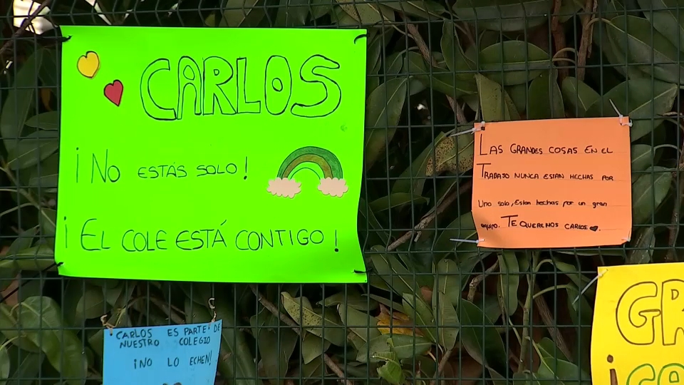 El alumnado del colegio Juan Vazquez de Badajoz se moviliza contra el deshaucio de Carlos, el antiguo conserje del centro