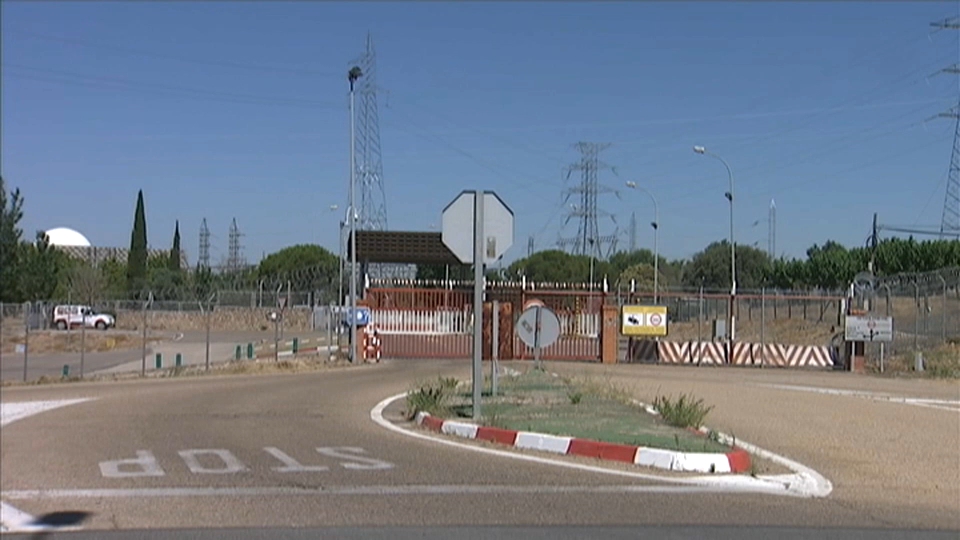 Acceso a la central de Almaraz