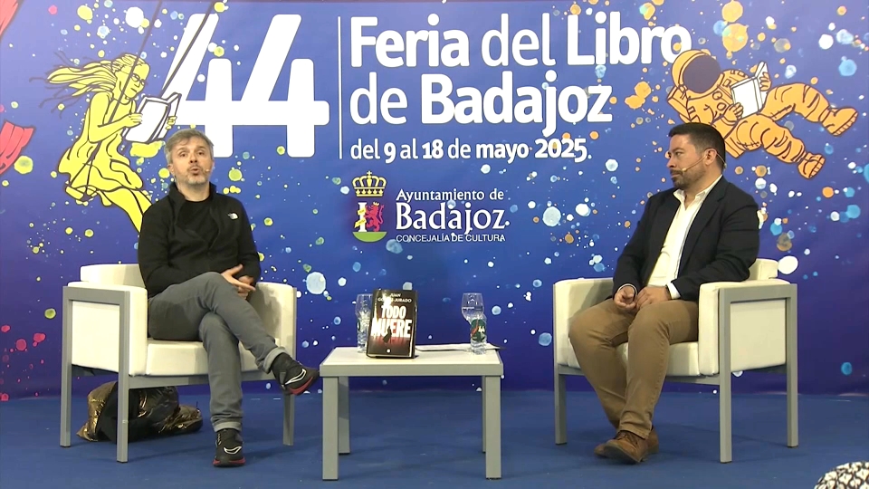 Juan Gómez Jurado abarrota la Feria del Libro de Badajoz 