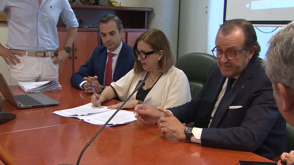 Once entidades financieras colaborarán en la gestión de las ayudas a explotaciones extremeñas de olivar y viña de secano