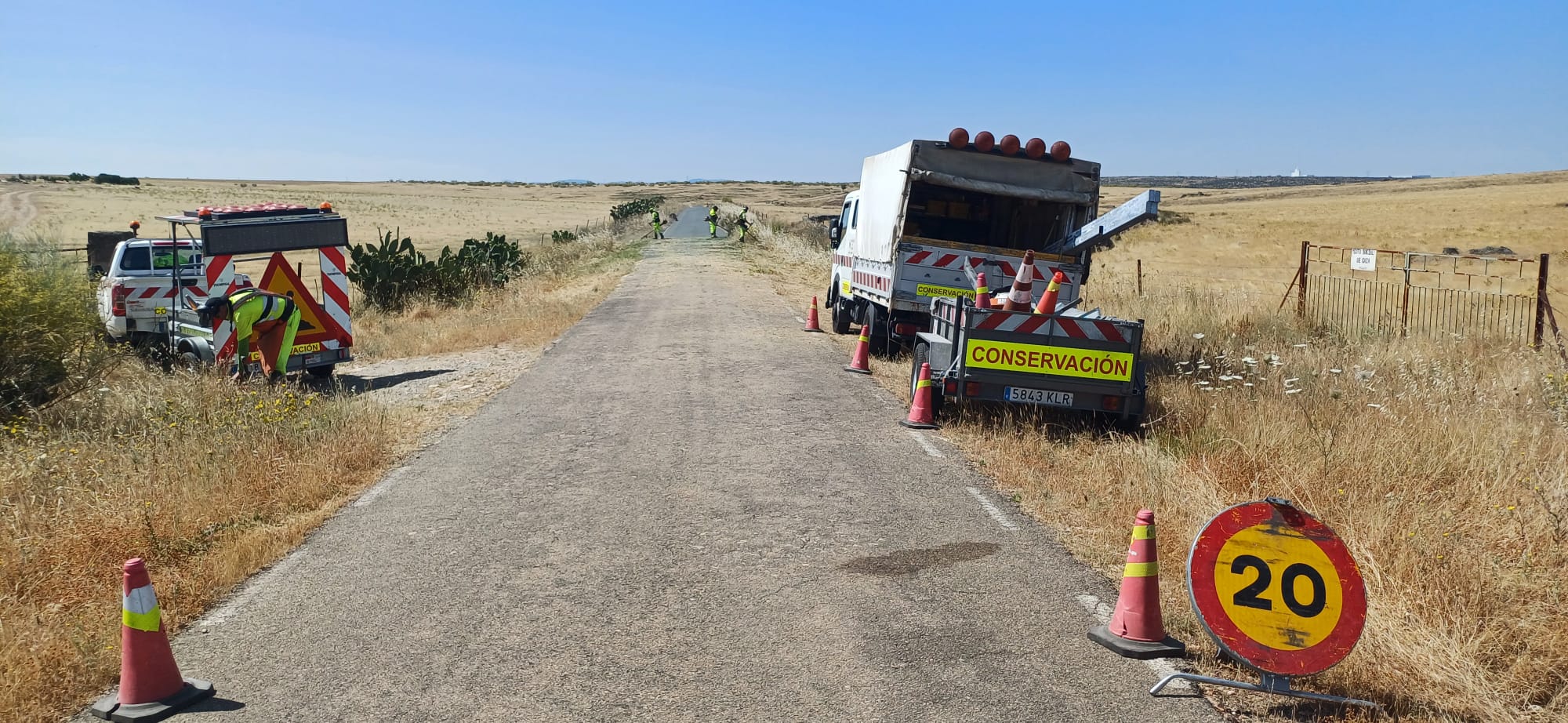 La Diputación de Cáceres realiza una campaña de desbroce en la red provincial de carreteras para prevenir incendios