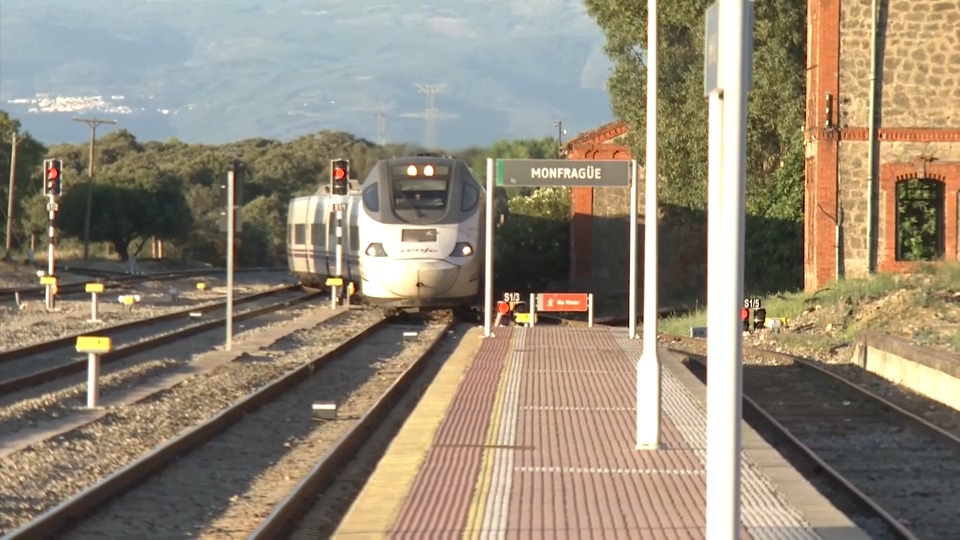 Una avería provoca un retraso de más de hora y media de un tren Madrid- Sevilla por Extremadura