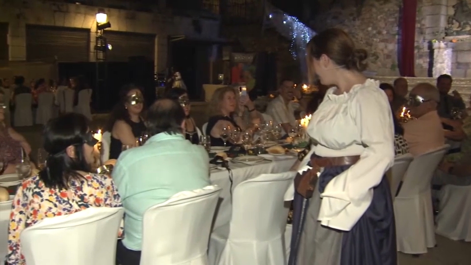 Cena benéfica en la Plaza de San Jorge