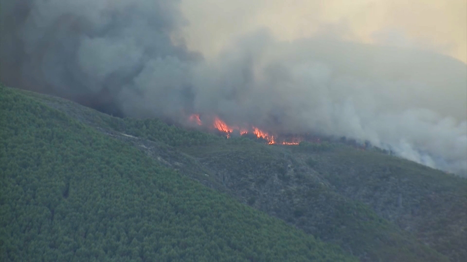 Desalojan la alquería de La Huerta, perteneciente a Caminomorisco, por el incendio