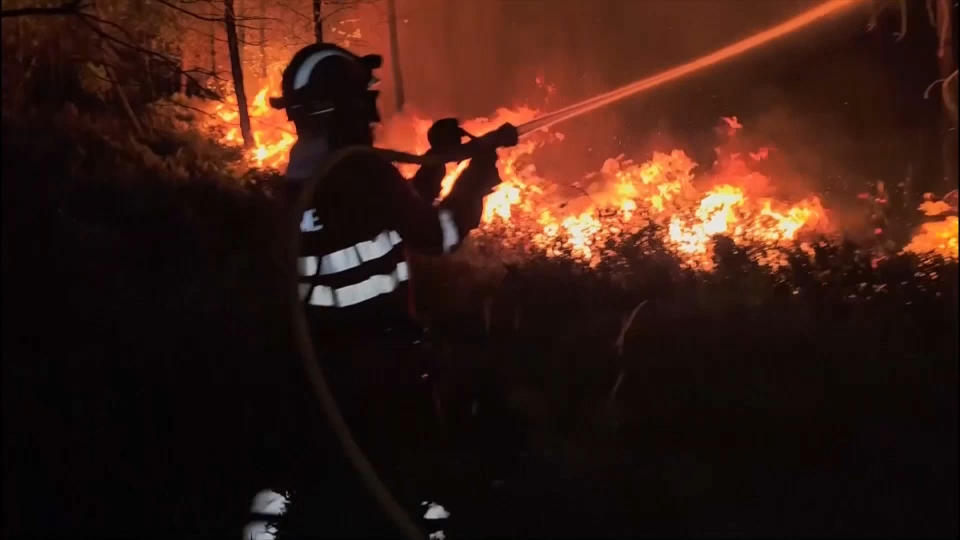 El fuego mantiene activos 40 focos en España, mientras se intensifica la ayuda internacional y de otras CCAA