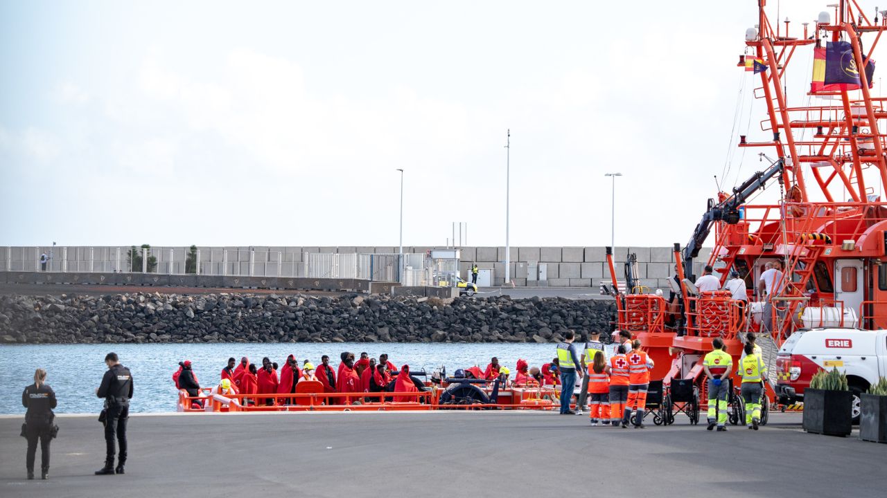 Agentes de los equipos de emergencia atienden a los migrantes en el muelle de Arrecife, a 6 de enero de 2025