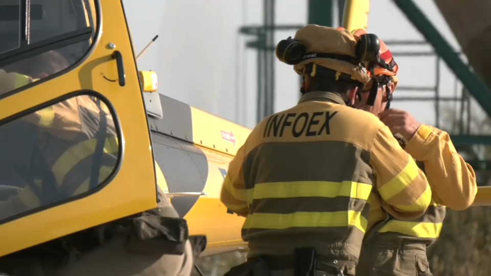 Bomberos del Plan Infoex durante las labores de extinción de un incendio forestal