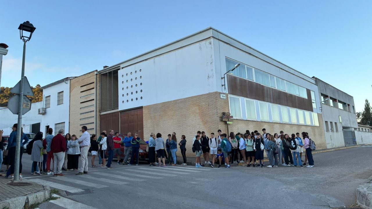 Familias protestan en Cabeza la Vaca por la situación del transporte escolar en Extremadura