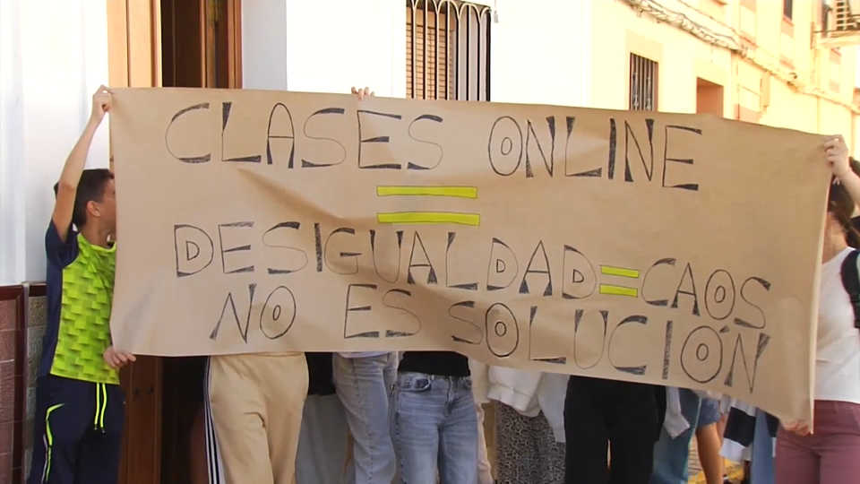 Protestas por la situación del transporte escolar en Extremadura, y la enseñanza online