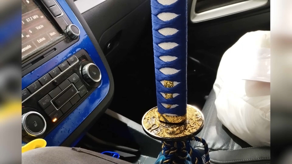 Una catana como palanca de cambios a juego con el salpicadero