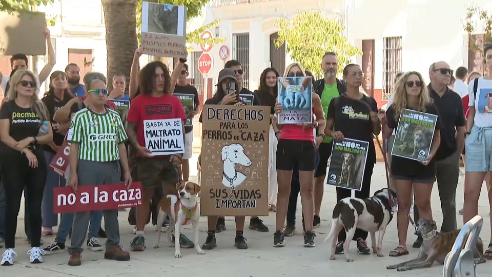Manifestación en Azuaga por la muerte de 32 perros