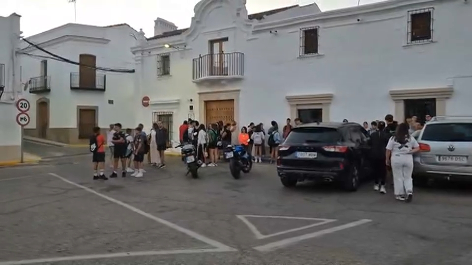Padres y madres se organizan en Villalba de los Barros para llevar a sus hijos al colegio