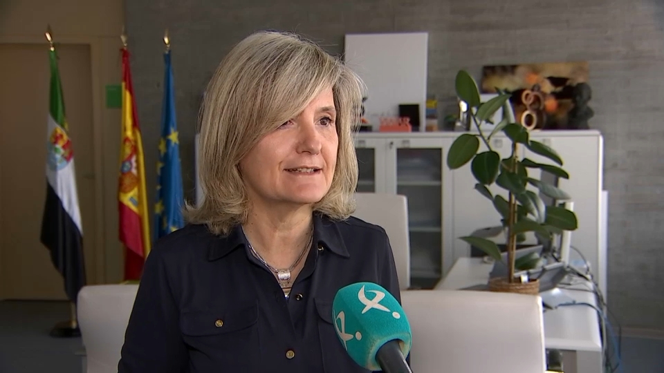 Victoria Bazaga atendiendo a Canal Extremadura