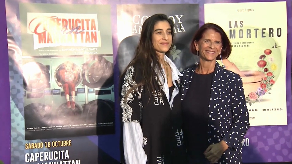 Carolina Yuste junto al cartel de la obra "Caperucita en Manhattan"