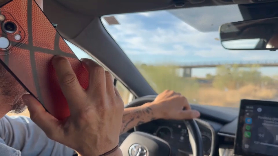 Persona hablando por teléfono mientras conduce