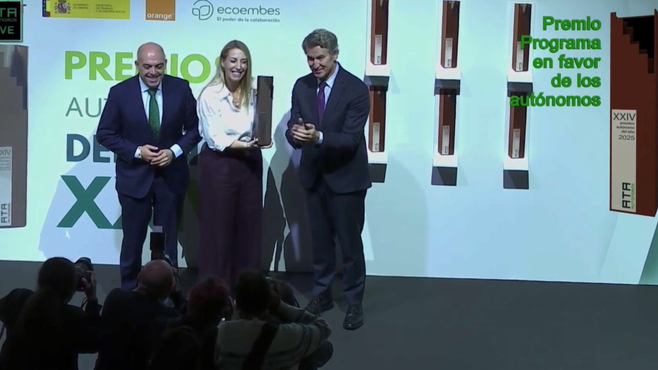 María Guardiola recibiendo el premio de manos de Alberto Núñez Feijóo
