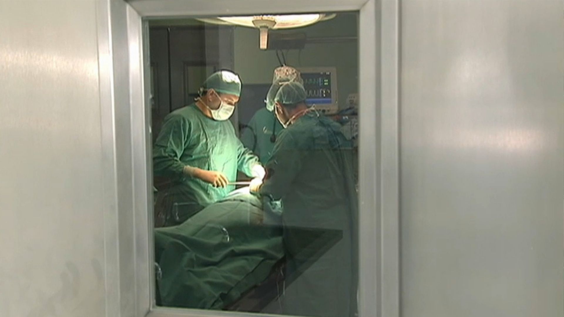 Trabajadores del Servicio Extremeño de Salud durante una intervención - Imagen de archivo