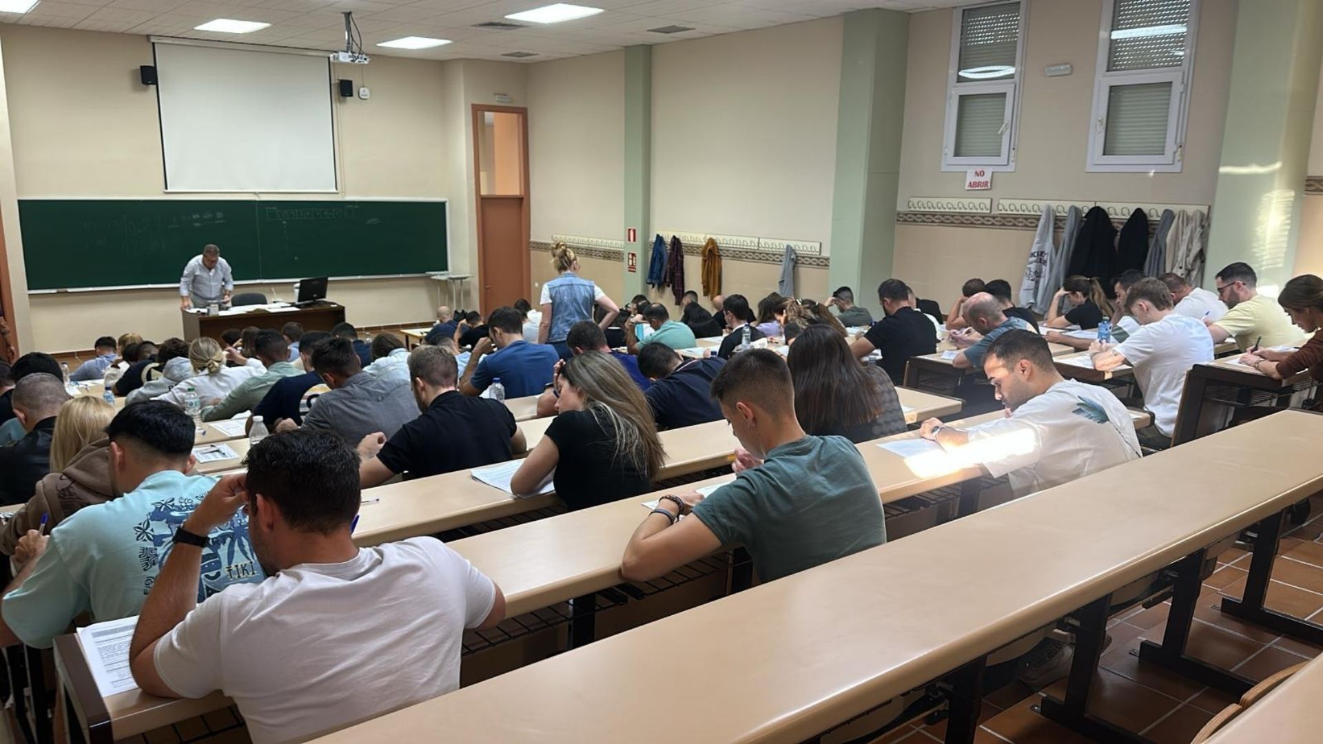Opositores examinándose para tratar de conseguir una plaza de Policía Local