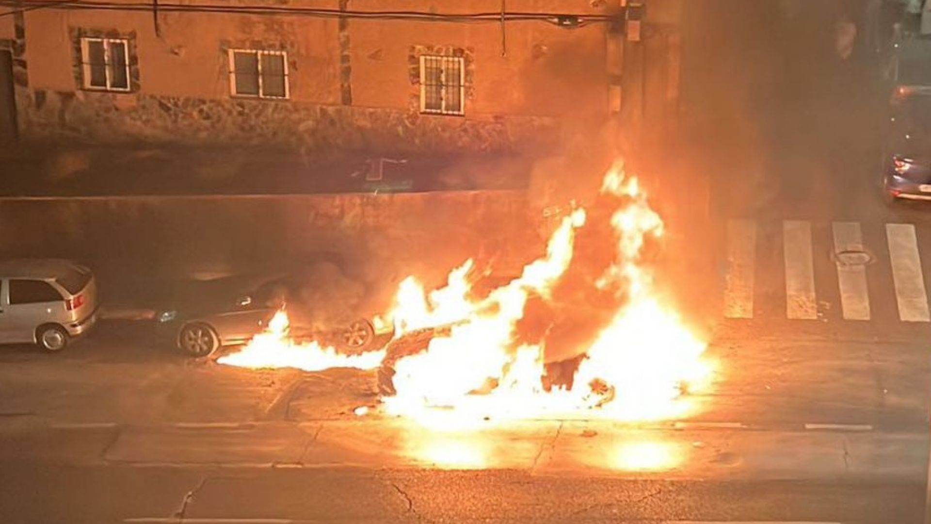 Vehículos ardiendo en la Avenida Juan Sebastián Elcano, Badajoz