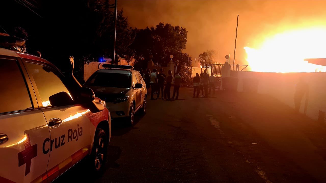 Las llamas han obligado a movilizar a mas de medio centenar de efectivos