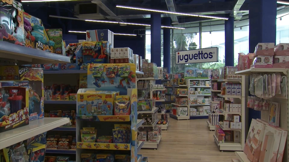 Estanterías de juguetes en una tienda