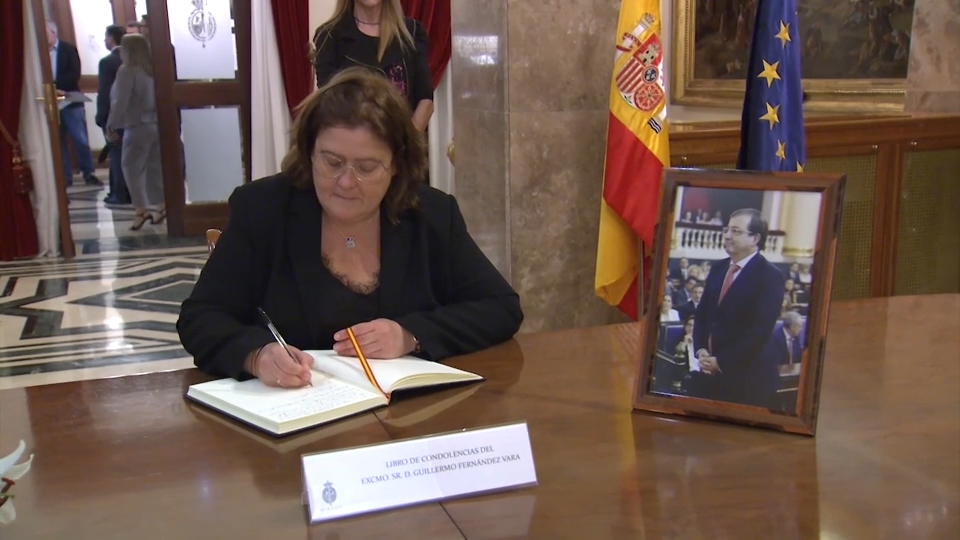 Libro de condolencias en memoria de Guillermo Fernández Vara en el Senado