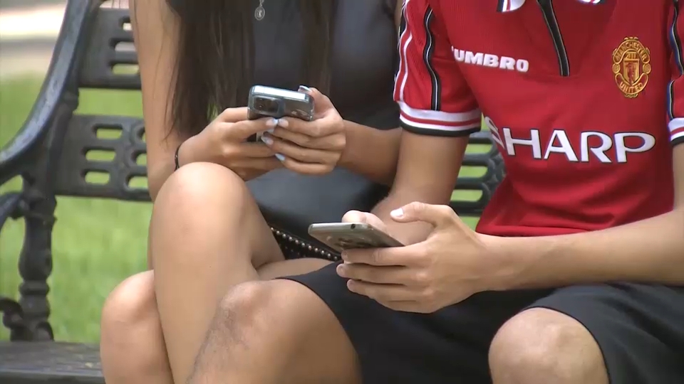 Adolescentes utilizando teléfonos móviles