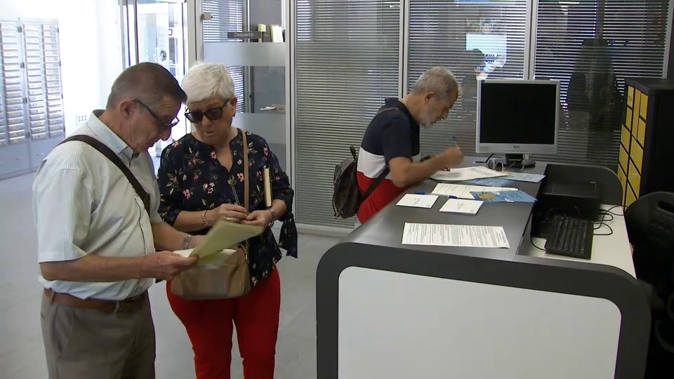 Extremeños preparando su voto por correo