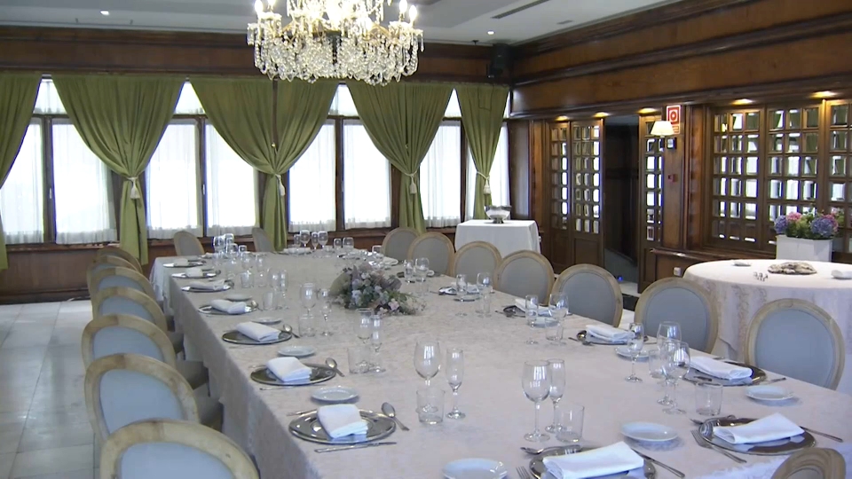 Mesa preparada para una comida de Navidad