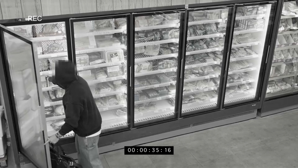 Robo en un establecimiento - Imagen de archivo.