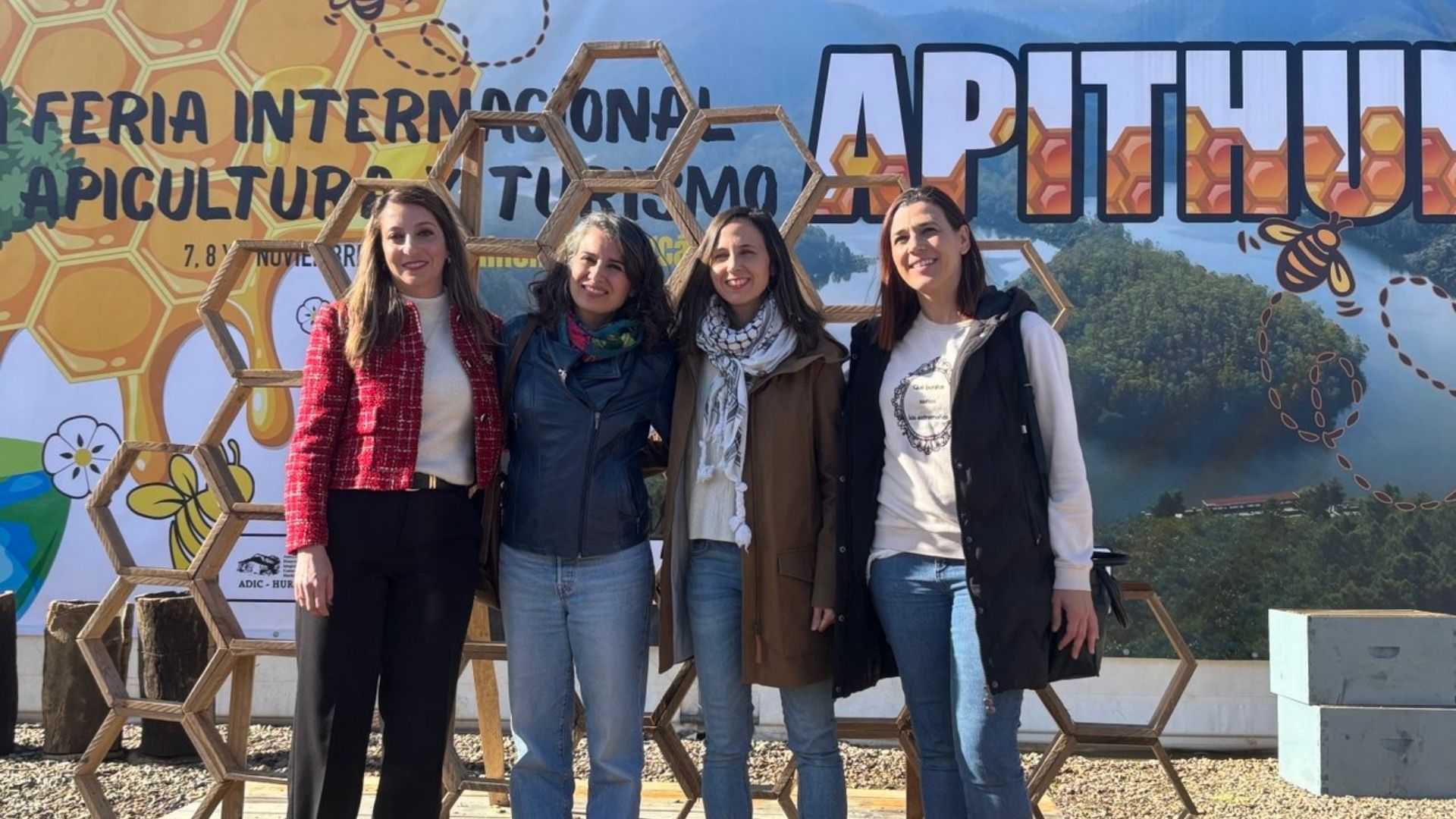 Ione Belarra, secretaria general de Podemos, visita la Feria de Apicultura y Turismo de Las Hurdes junto a Irene de Miguel, de Unidas por Extremadura.