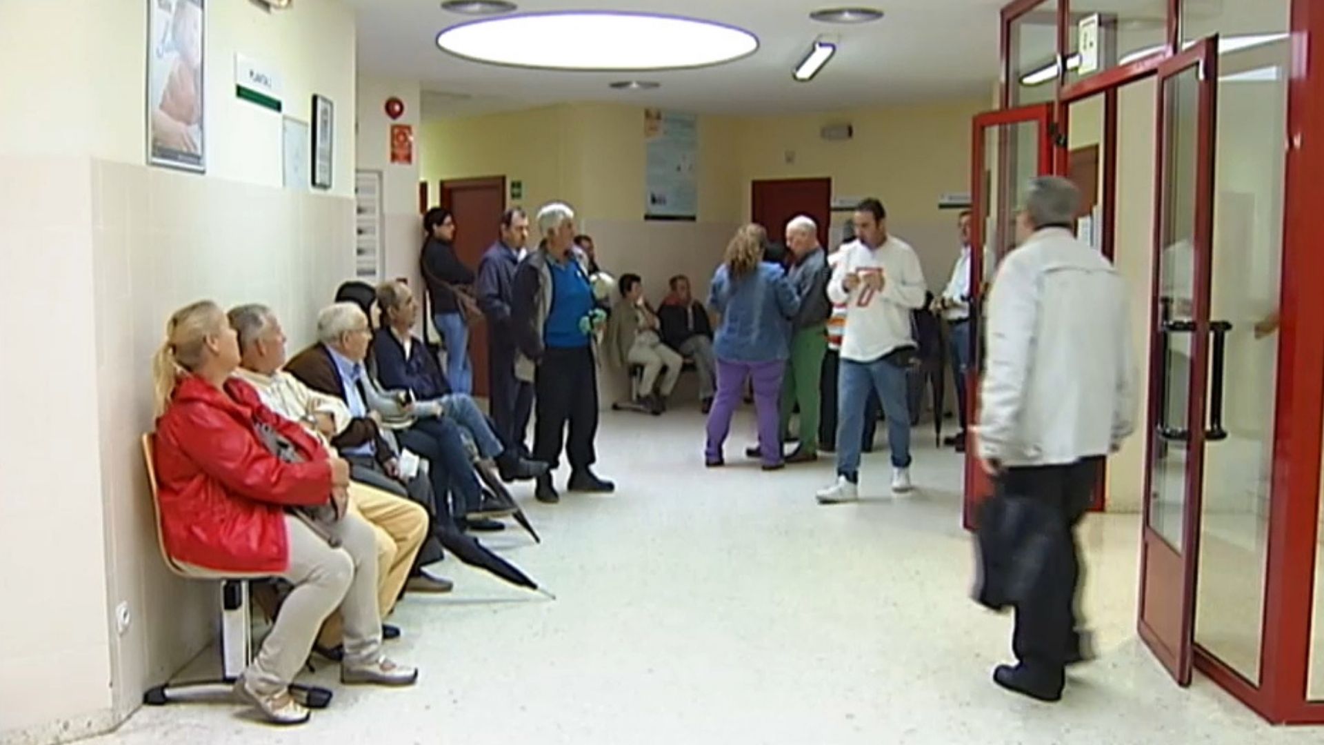 Extremeños esperando en un centro de salud