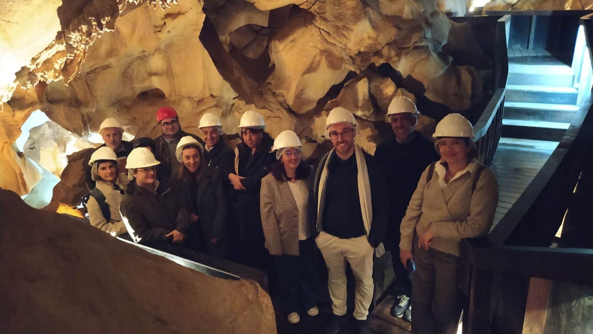La directora general de Bibliotecas, Archivos y Patrimonio Cultural la Junta de Extremadura, acompañada de un equipo técnico, en la cueva de Escoural, en Portugal