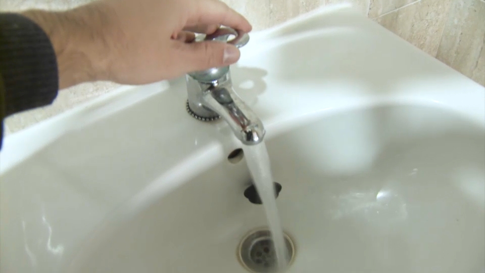 Agua corriente saliendo de un grifo