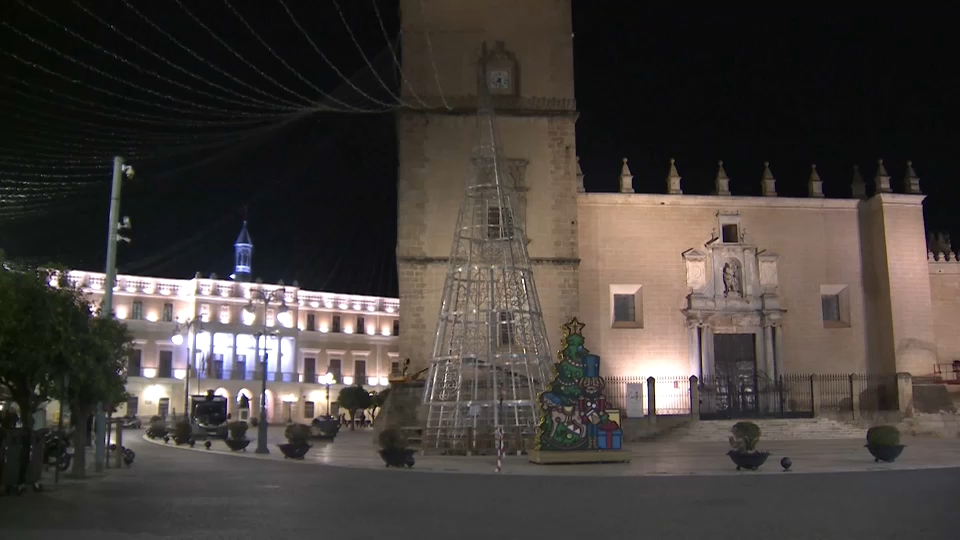 Árbol navideño instalado en la Plaza de España de Badajoz, preparado para el encendido de la Navidad