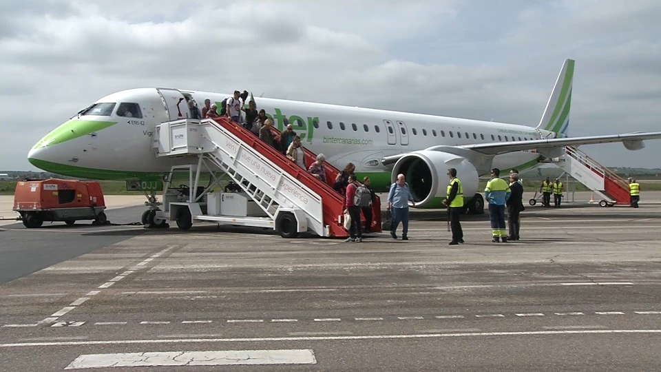 Pasajeros saliendo de un avión de Binter