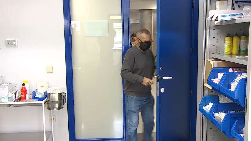 Un hombre accede, con mascarilla, al interior de una consulta médica en un centro sanitario de Extremadura