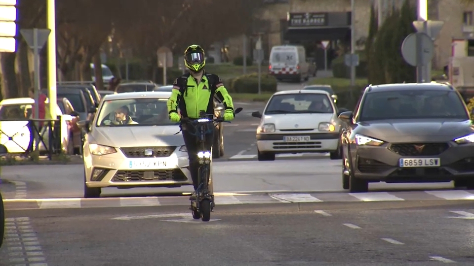 Persona cirulando con un patinete eléctrico por la ciudad