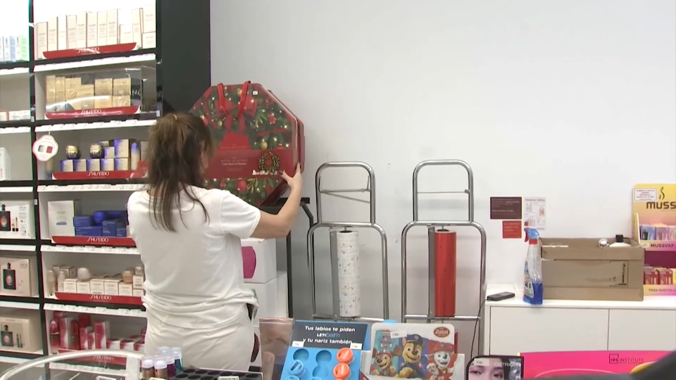 Trabajadora preparando la campaña de Navidad.