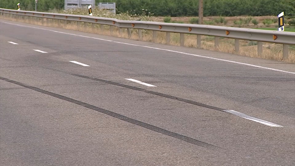 Marca de las ruedas de un vehículo en una carretera - Imagen de archivo