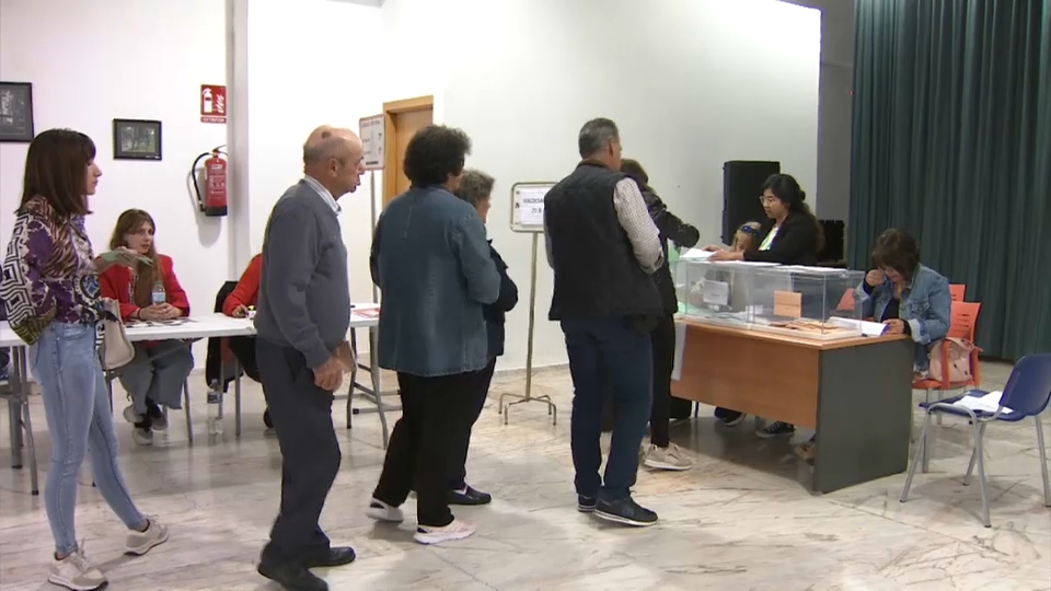 Extremeños votando en las elecciones